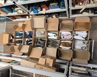 7064  New 13 Pairs Of Shoes 