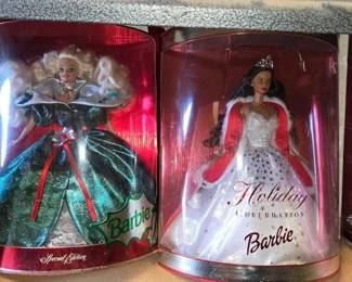 6064  Over 15 Barbies, Ken  Accessories 