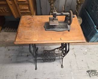 7505  Minature Sewing Machine Table 