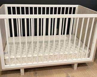 Crib w Mattress Base and Mattress