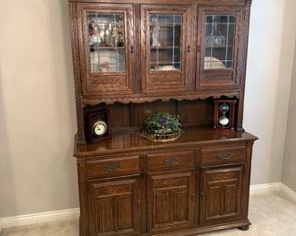 ETHAN ALLEN Sideboard / Hutch