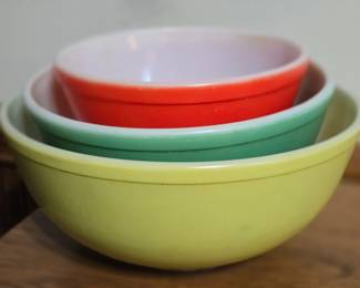 Pyrex primary mixing bowl set 