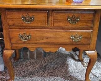 Thomasville end table 