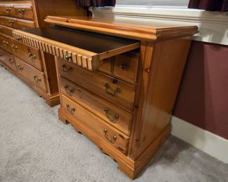 Bachelor chest pull-out shelf