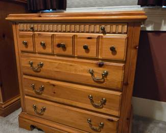 4-drawer Bachelor Chest