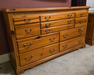 10-drawer pine dresser