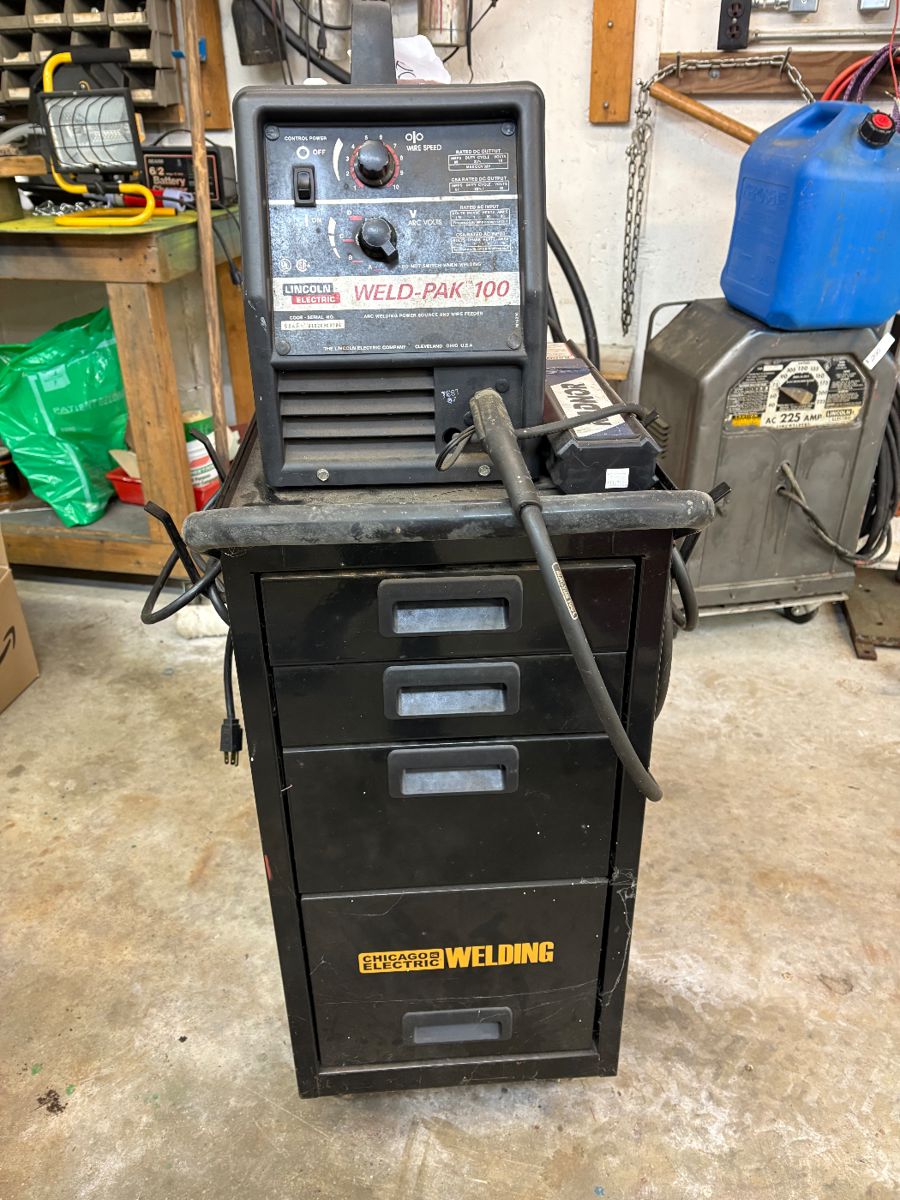MiG welder 120 volt with gauge and gas cylinder 