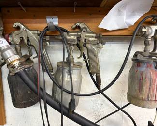 Spray paint guns