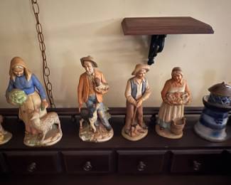 Various knickknacks 