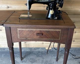 Vintage 1940's Singer Sewing Machine in Cabinet