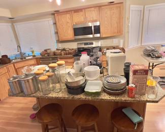 Many kitchen items in excellent condition 
