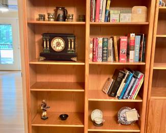 Tall Oak Bookcase with Collectibles
Solid oak shelving unit with five spacious shelves and lower storage cabinets. Currently staged with décor and books (contents optional). Excellent for books, display, or storage.