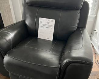Leather recliner, electric, available for pre sale 