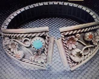 Pictures do not do the jewelry justice. For more details go to: https://modestlambestatesales.hibid.com/