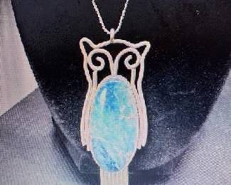 Owl pendant. Pictures do not do the jewelry justice. For more details go to: https://modestlambestatesales.hibid.com/