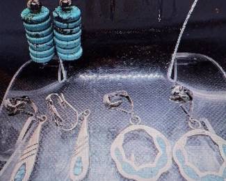 Pictures do not do the jewelry justice. For more details go to: https://modestlambestatesales.hibid.com/