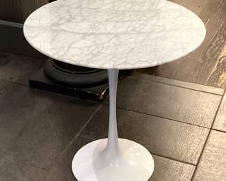 Knoll Saarinen white marble  tulip side table