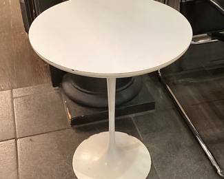 Saarinen tulip side table ( 16” W. ), laminate top
