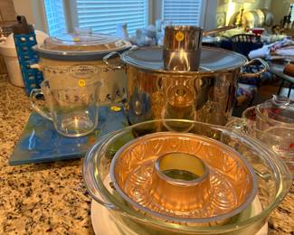 Slow cooker, measuring cups, glass bakeware, Cooking pots