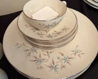 Lenox  Wyndrest Blue Flower Platinum Place Settings (6)