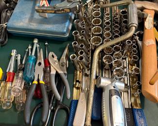 Hand tools and sets, wrenches, pliers, screwdrivers, ratchet set