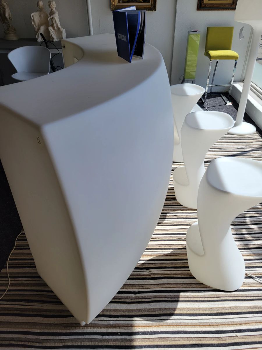 FIESTA Curved Bar , Bar Stools and Chaise Lounge by Archirivolto Design | Vondom Products. Made of polyethylene resin. 100% Recyclable. suitable for indoor and outdoor use.