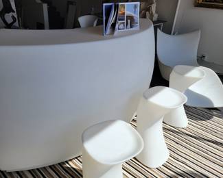 FIESTA Curved Bar , Bar Stools and Chaise Lounge by Archirivolto Design | Vondom Products. Made of polyethylene resin. 100% Recyclable. suitable for indoor and outdoor use.