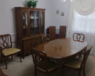 Beautiful Dining Set for $500 OBO

Includes:  Oval table with protective table top padding & three extension 
leaf inserts, six chairs (including 2 
arm chairs), buffet & china cabinet 

NOTE:  Items pictured inside & above china cabinet are NOT included.