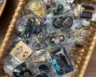 Estate Jewelry Collection - Vintage, Fashion, and Unique Pieces — Clip-On Earrings