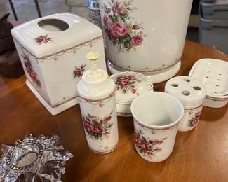 Porcelain Bathroom Set