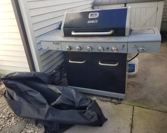 Gas grill with cover