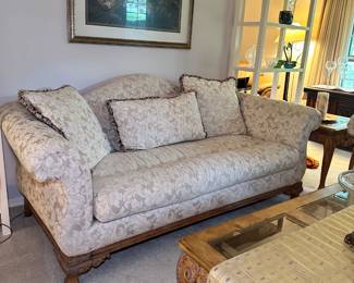 This classic-style rolled arm sofa is part of a lovely living area furniture suite. It has reversible pillows. 