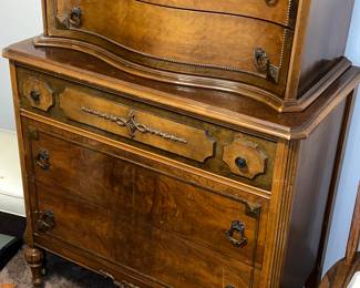 Antique chest of drawers