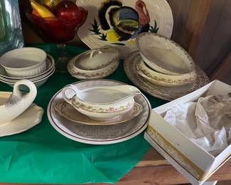 Gravy bowl serving sets
