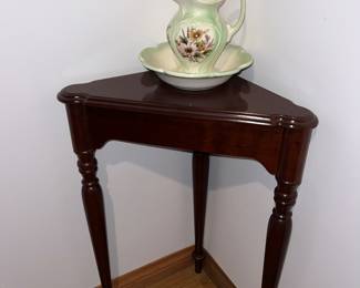 Corner table
