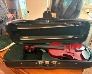 One full-size oblong violin case.