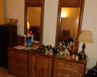 VINTAGE ARMSTRONG FIRST FAMILY TRIPLE DRESSER & MIRRORS