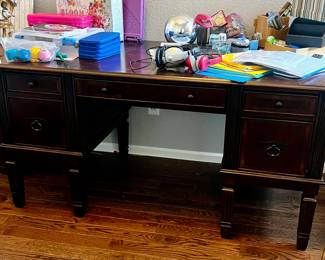 Vintage Mahogany Desk - Classic Design.
