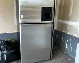 GE Stainless Steel Top Freezer Refrigerator with Built-in Water and Ice Dispenser