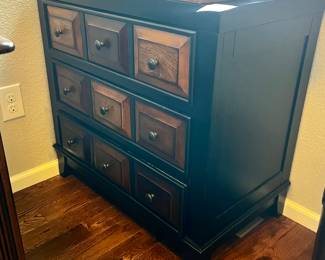 Vintage Chest of Drawers - Classic Wooden Design.