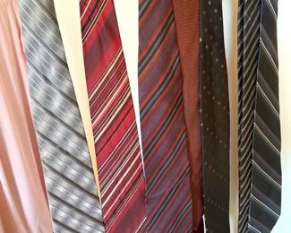 (7) Mens Ties including Milano Uomo & Van Heusen
-Milano Uomo, Covington, Van Heusen and more men's ties.

