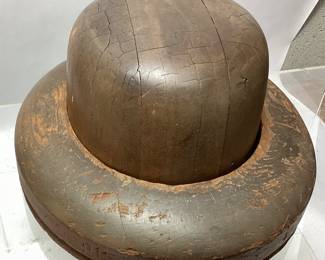 ANTIQUE WOODEN HAT MOLD, SIZE 7 1/4