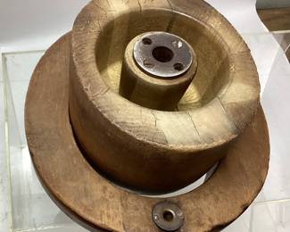 ANTIQUE WOODEN HAT MOLD, SIZE 7 1/4