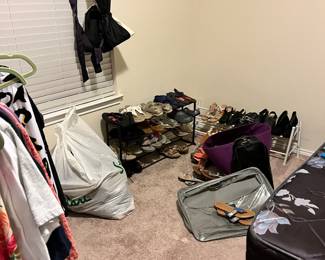 100’s of woman’s shoes sz 8-10