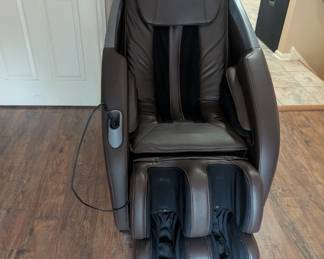 Brookstone Renew Zero Gravity Massage Chair