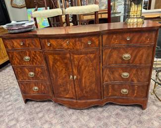 Beautiful Broyhill Mahogany Dresser