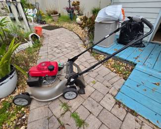 Running Honda Mower with Bag 
