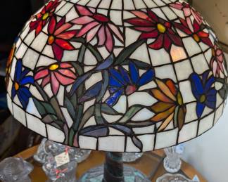 Stunning Tiffany style lamp with dragonfly base.