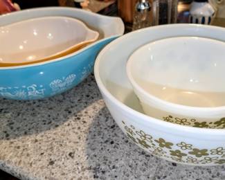 Pyrex bowls, including crazy daisy, 4 quart bowl.