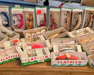 Vintage flat fish lures in original boxes.